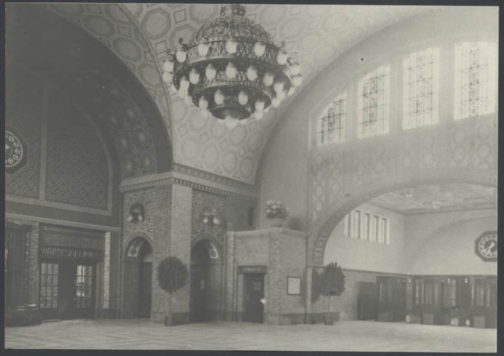 Eingangshalle des Bahnhofs Oldenburg, 1935.
