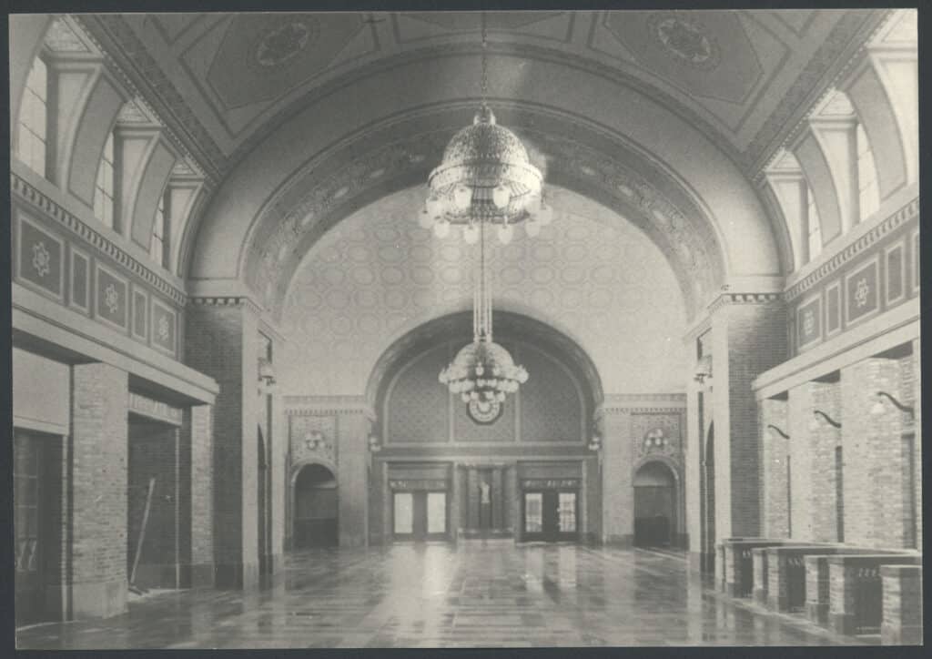 Eingangshalle des Bahnhofs Oldenburg, 1935.