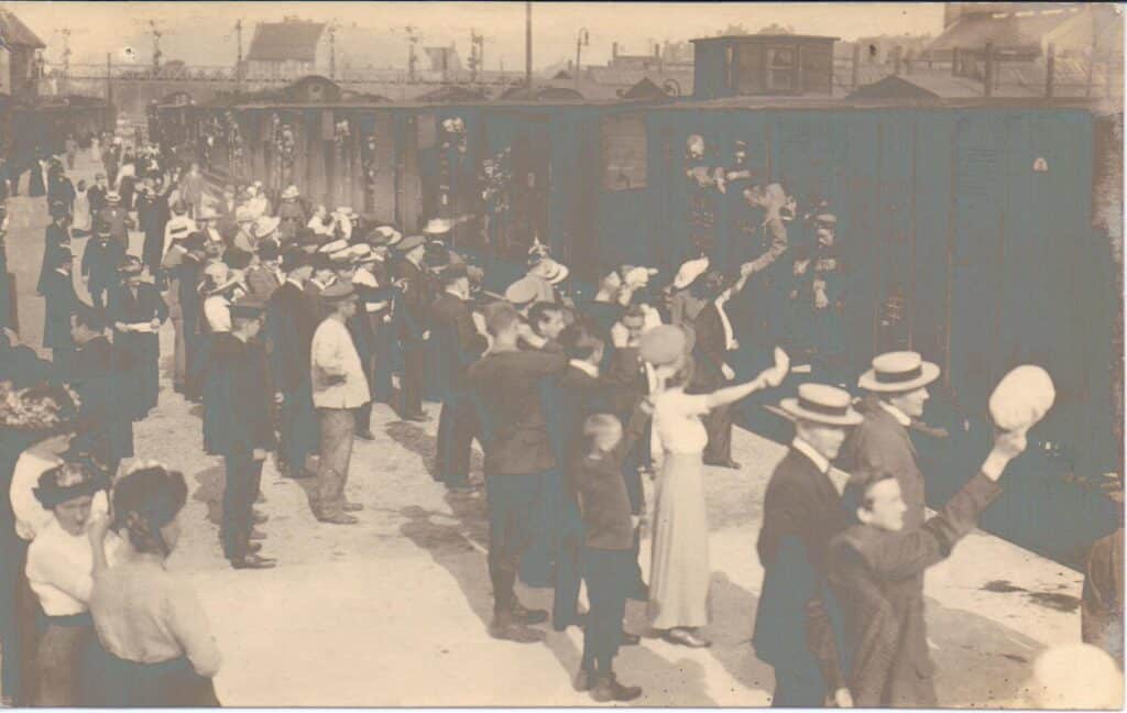 Soldaten auf dem Bahnhof.