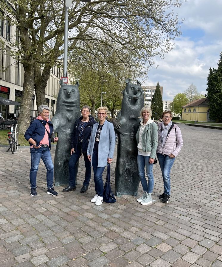 Abb5 Beliebtes Fotomotiv Auf Dem Schlossplatz, 2022 Foto Stadtmuseum Oldenburg Die „Drei Bären“ sind nach wie vor ein beliebtes Fotomotiv, 2022.