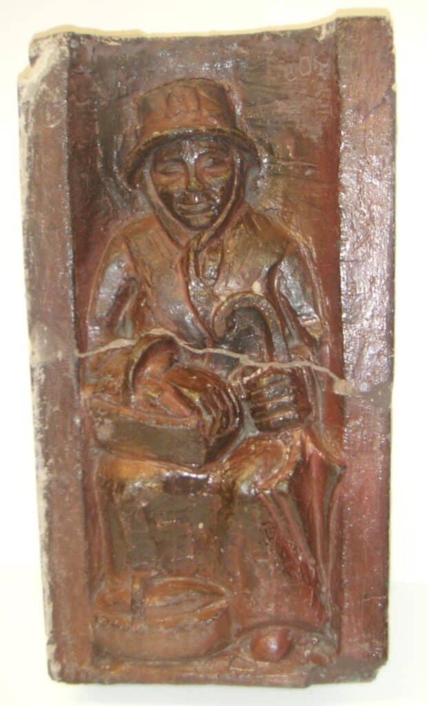 Wartende Frau mit Schirm, Tonrelief, Elsa Oeltjen-Kasimir (1887-1944).