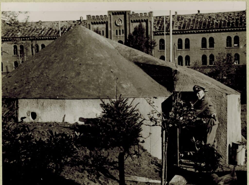 Abb7 BA 14081 Bunker Dragonerkaserne 1943 Ein Rundbunker vor der Dragonerkaserne, 1943.