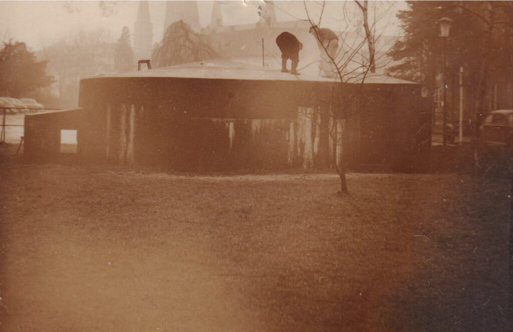 BA 25531 Schloßfreiheit Rundbunker Blickr Schl Ein Bunker auf der Schlossfreiheit mit Blick auf Schloss und Lambertikirche, 1956.