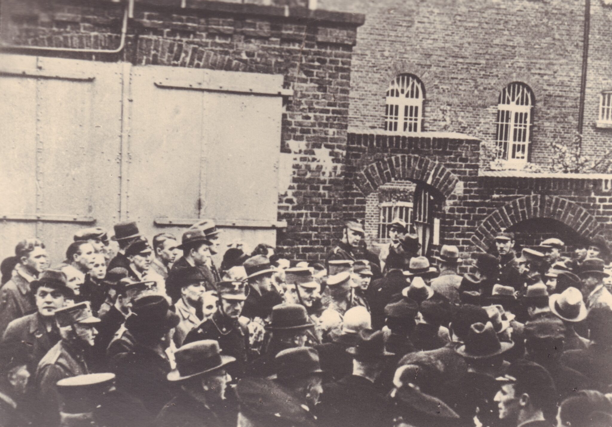 BA Frie 321 Judengang Jüdische Männer Vor Gefängnis Am 10.11.1938 S.a. Unsere Verwüstungen In Bildern Abb 68 Beim sogenannten