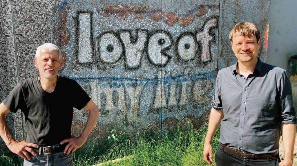 Michael Olsen und Museumsleiter Steffen Wiegmann vor dem Graffito am 18.06.2021