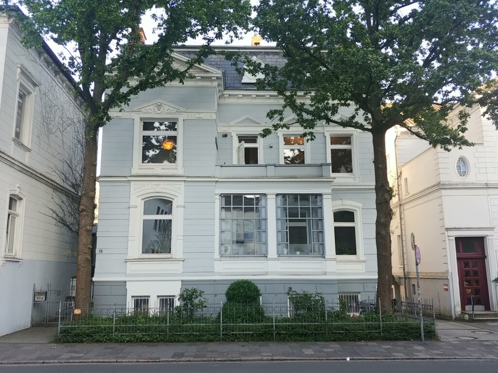 Osterstraße 10 was home to Dr. Georg Rosenthal's practice and the couple's private residence from 1929 to 1936.