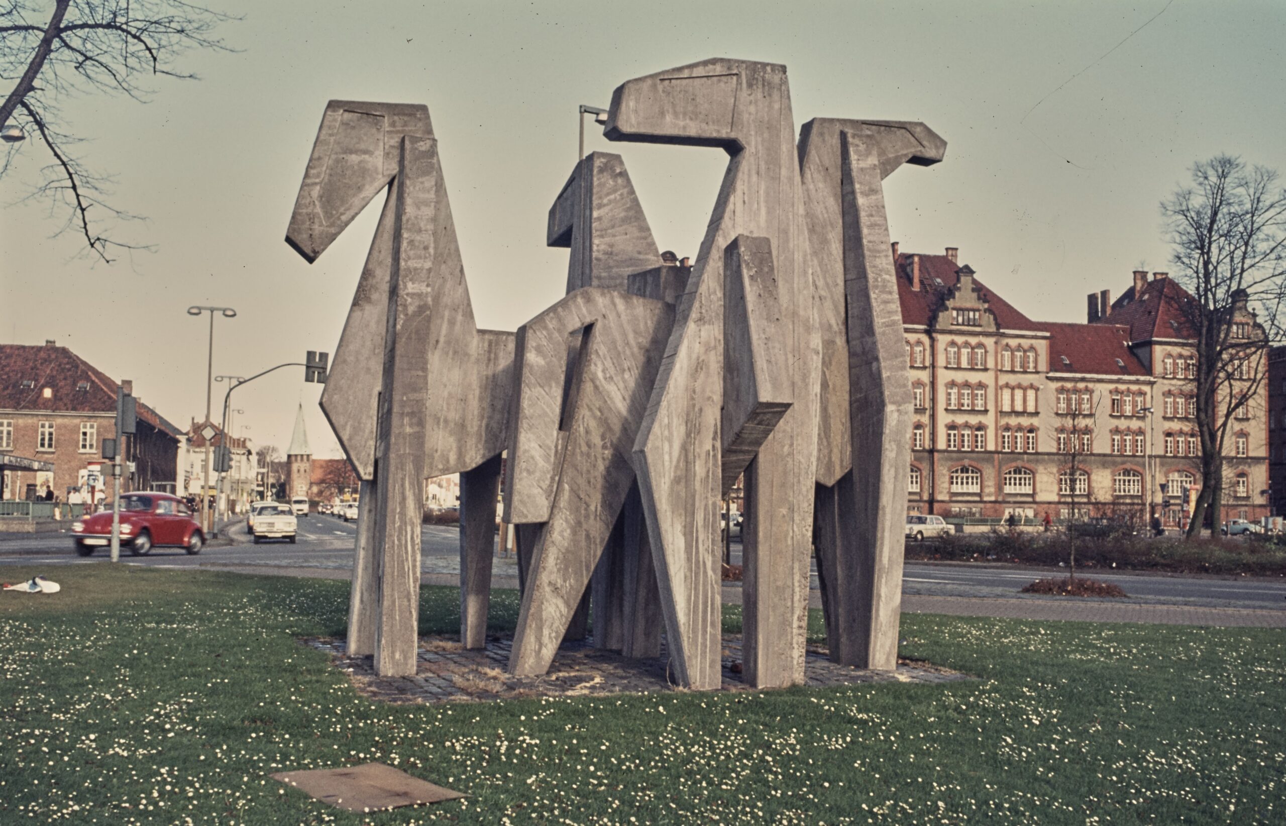 Pferdemarkt Betonplastik Vier Pferde Von Heinrich Schwarz 1972 Stadtmuseum Oldenburg Slg Willy Schröder Pferdemarkt mit der Betonplastik „Vier Pferde“ von Heinrich Schwarz, 1972.