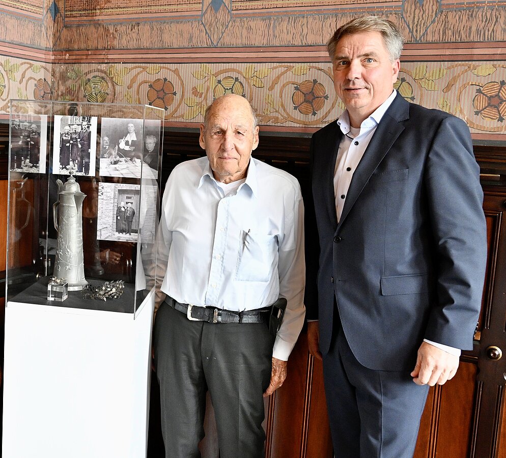 Reuven Shoer, Grandnephew of Henny and Siegfried Insel, with Lord Mayor Jürgen Krogmann (right) next to the returned memorabilia. Photo: Sascha Stüber