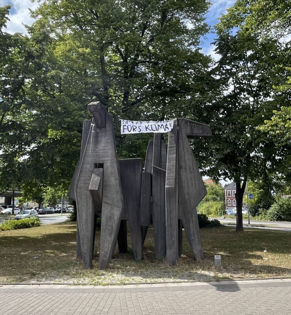 Transparent Zum Globalen Klimastreik Am 23.09.2022 An Der Pferdeplastik 2022 Foto Stadtmuseum Oldenburg Die Pferdeplastik aus Beton am Pferdemarkt wird am 23. September 2023 mit einem weißen Transparent zum globalen Klimastreik geziert.