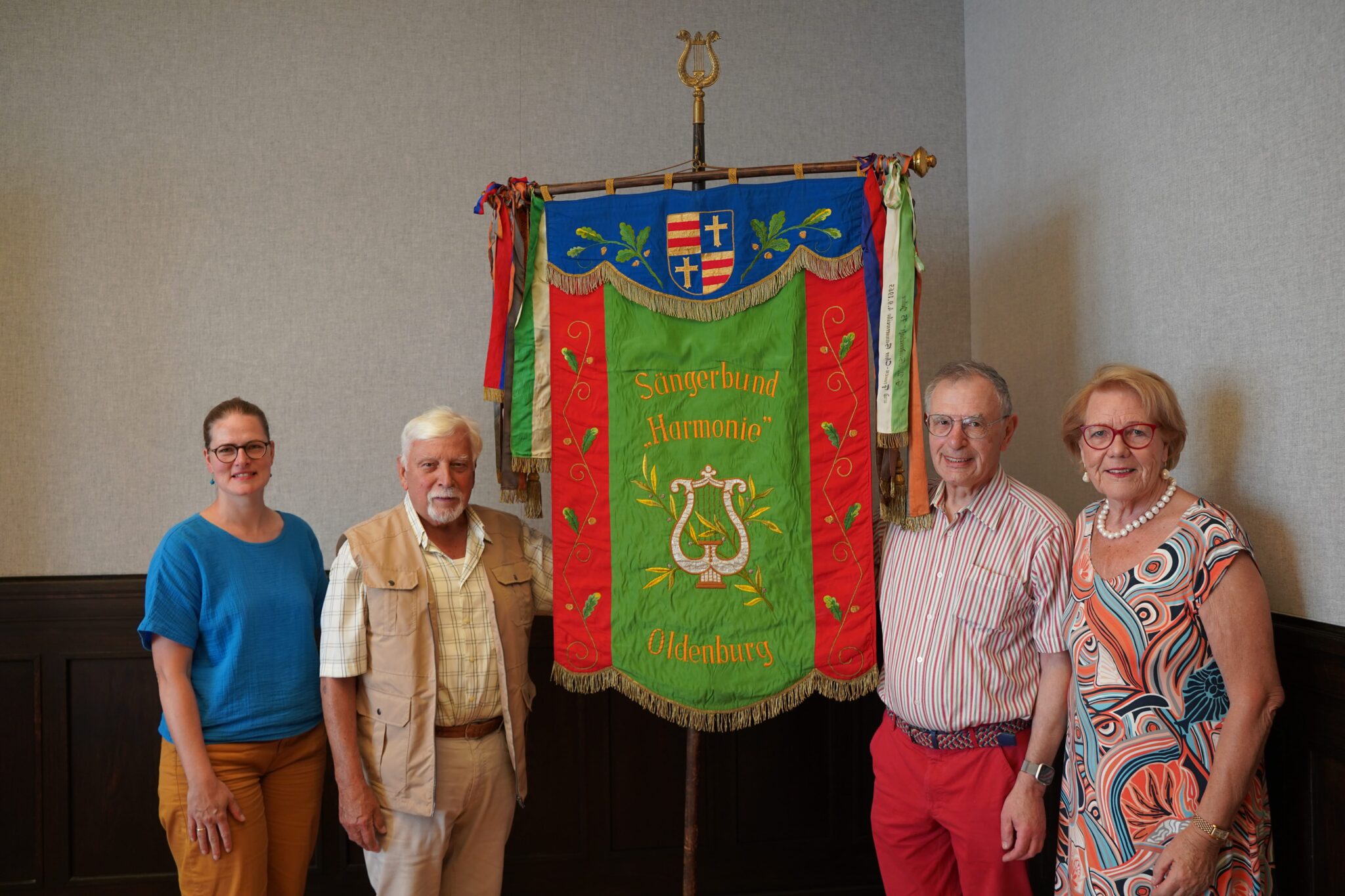 Übergabe Fahne Sängerbund Harmonie © Stadtmuseum Oldenburg Sammlungsleiterin Franziska Boegehold-Gude, der Gesamtvorsitzende Hans-Jürgen Kutscha, der Schriftführer Dietmar Bruschke und die Kassenwartin Cornelia Sickard von der Chorgemeinschaft „Harmonie“ mit der Chor Fahne © Stadtmuseum Oldenburg