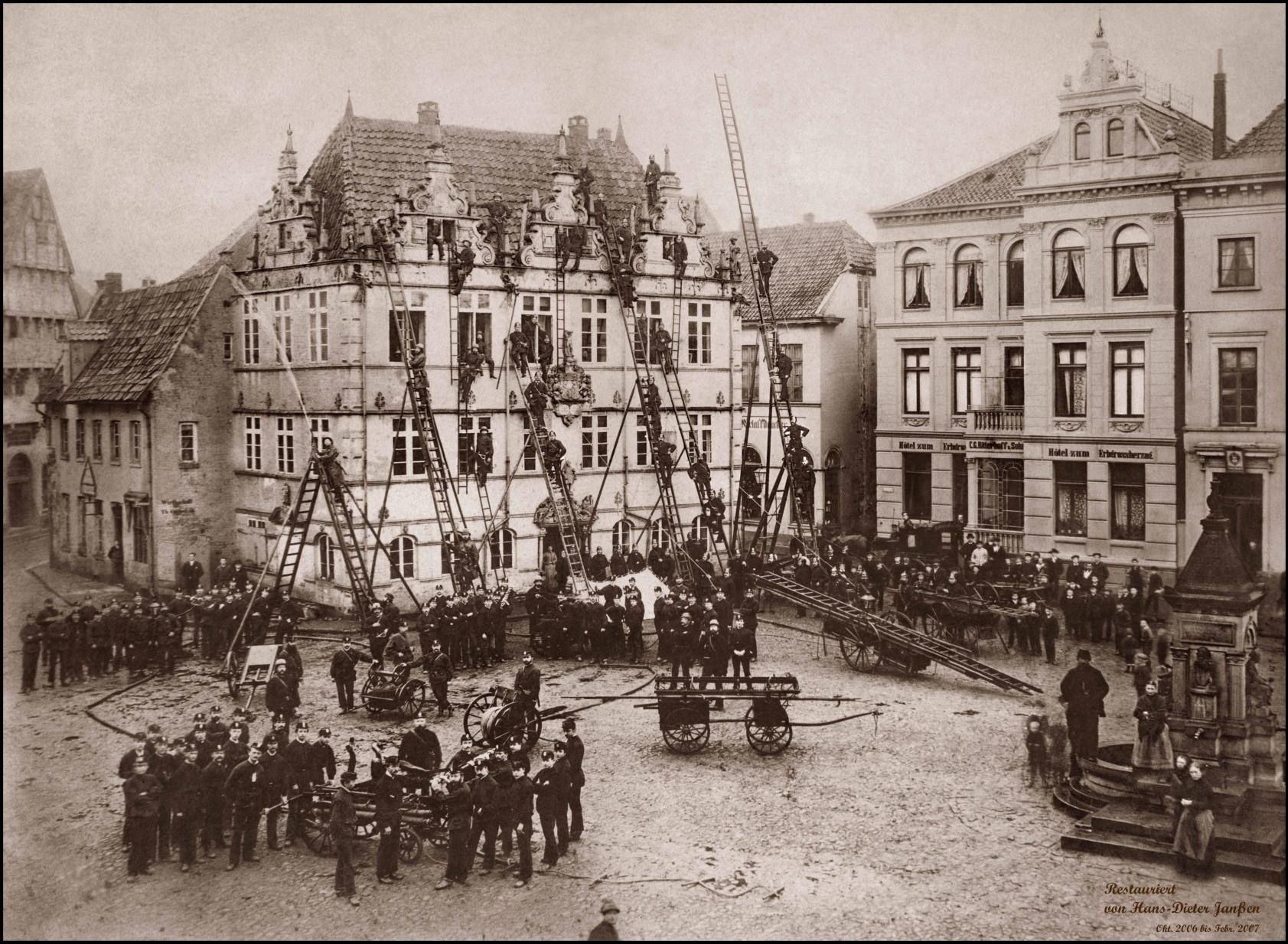 Images 1 Feuerwehrübung am Oldenburger Rathaus um 1882.