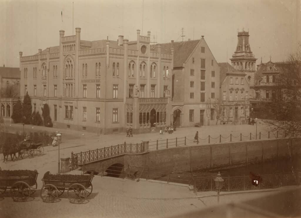 „Hotel de Russie“ (auch „Russischer Hof“ und später „Preußischer Hof“), Speicher und Geschäftshaus der Zuckerfabrik Bulling (stehen bis heute), Kunstgewerbemuseum, um 1900.