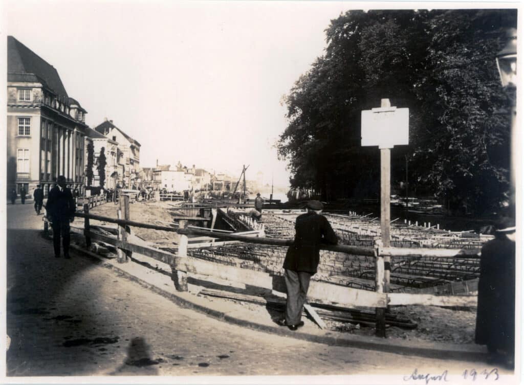 1933/34 wurde erstmals ein Teil des Hafenbeckens überbaut, links die Oldenburgische Landesbank, 1933.