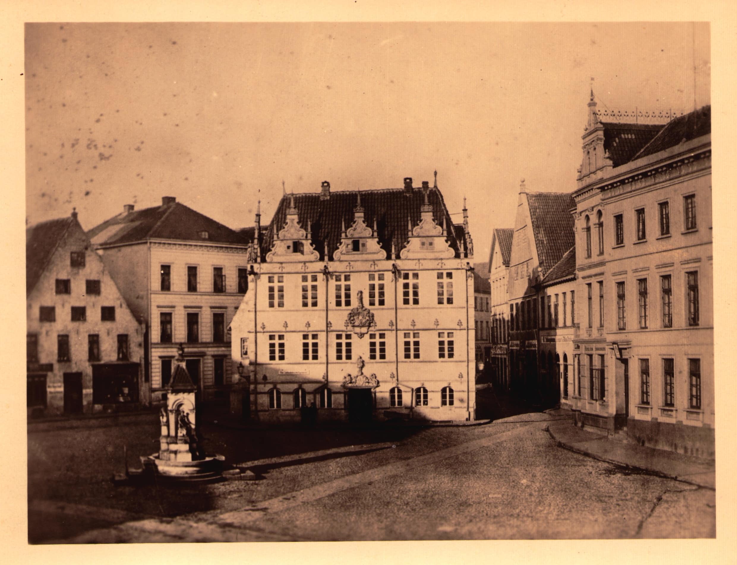 02 BA 20241 Marktplatz Rathaus Brunnen Um 1882 NL Karl Fissen Renaissance-Rathaus kurz vor dem Abriss, 1882, © Stadtmuseum Oldenburg/Karl Fissen.