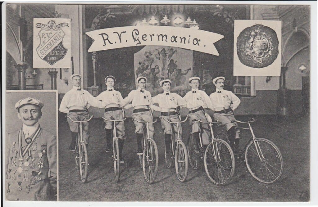 02 RV Germania Rudelsburg Eine Gruppe von Kunstradfahrern des RV Germania Oldenburg 1895 im Saal der „Rudelsburg“, undatiert.