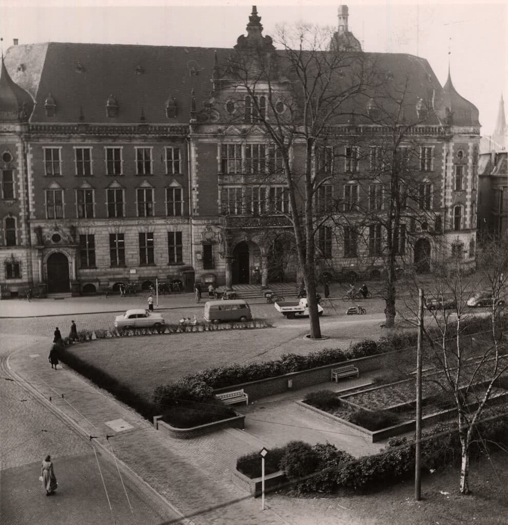 „Rosenplatz“ mit Hauptpostamt im Hintergrund, 1950er Jahre.