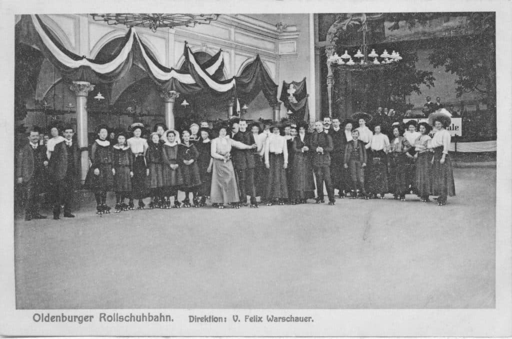 03 Ausflugslokal Rudelsburg, Oldenburger Rollschuhbahn Eine Postkarte zeigt eine Menschengruppe auf Rollschuhen im Ausflugslokal Rudelsburg, um 1910.