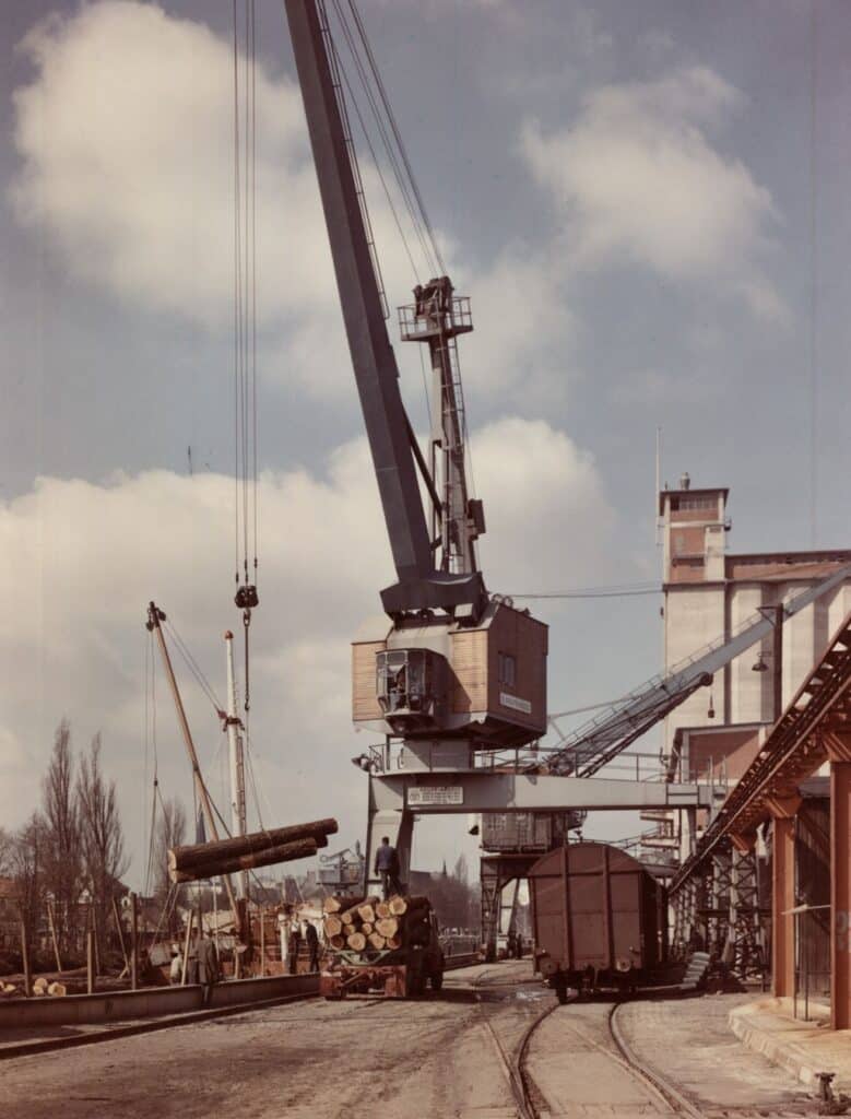 Anfang der 1960er Jahre wurden die Laufschienen der Kranbahnen neu gelegt und zwei neue Kräne installiert, um 1965, © Stadtmuseum Oldenburg