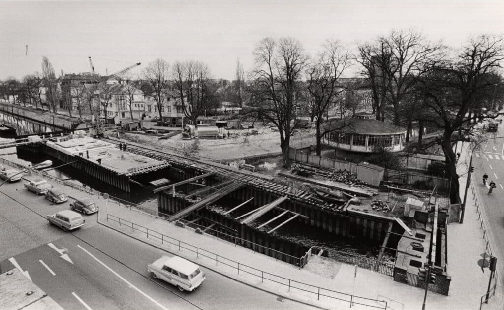 Das Hafenbecken wird auf einer Länge von 80 Metern übertunnelt, 1962/63.