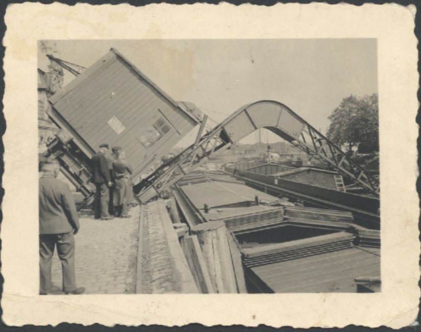 Beim Verladen von Waren ist der Kran aus den Schienen gekippt. Die Binnenschiffe entsprachen zum Zeitpunkt der Aufnahme schon etwa denen, die heute auf der Hunte fahren, 1940er Jahre, © Stadtmuseum Oldenburg