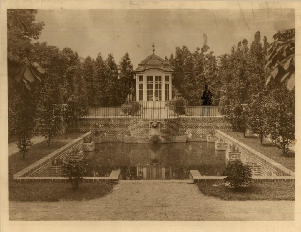 04 Ba 2855 Stadtmuseum Garten Blick auf Wasserbecken und Pavillon mit ins Foto gezeichnetem Gartenbesucher, um 1914.