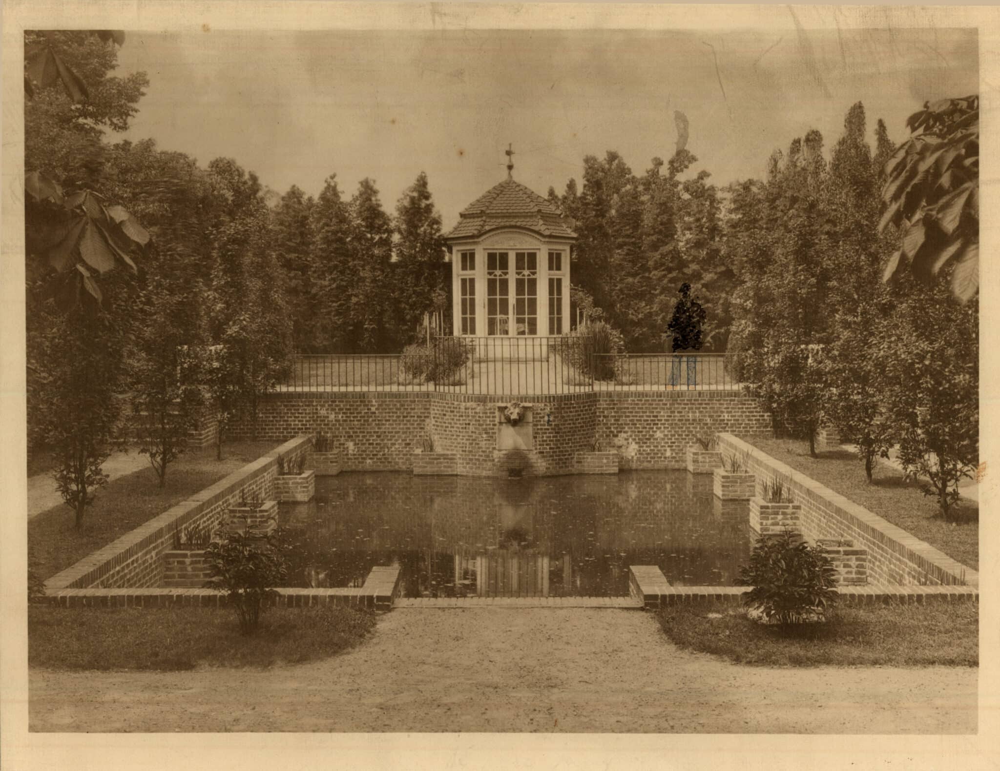 04 Ba 2855 Stadtmuseum Garten Blick auf Wasserbecken und Pavillon mit ins Foto gezeichnetem Gartenbesucher, um 1914.
