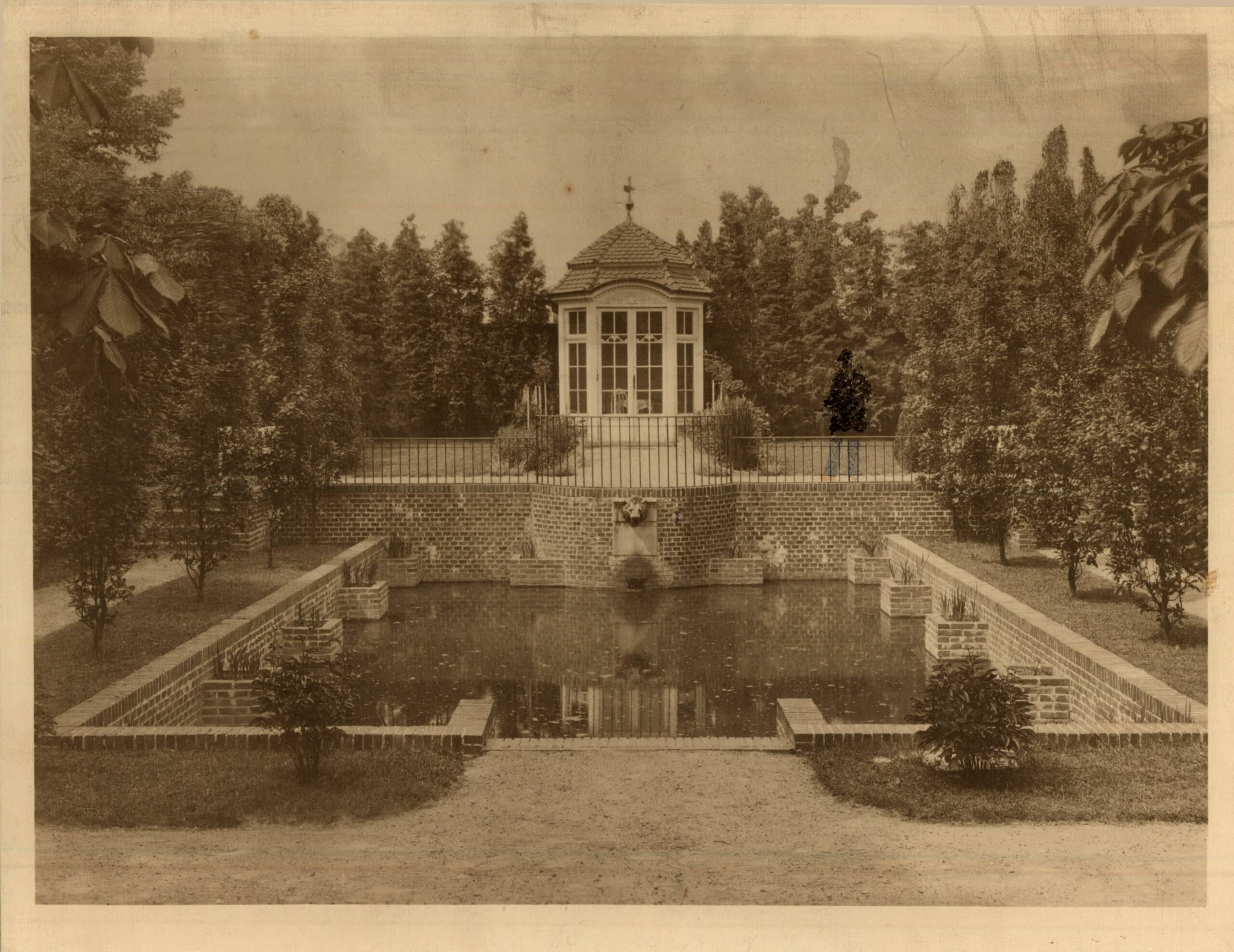 04 Ba 2855 Stadtmuseum Garten Blick auf Wasserbecken und Pavillon mit ins Foto gezeichnetem Gartenbesucher, um 1914.