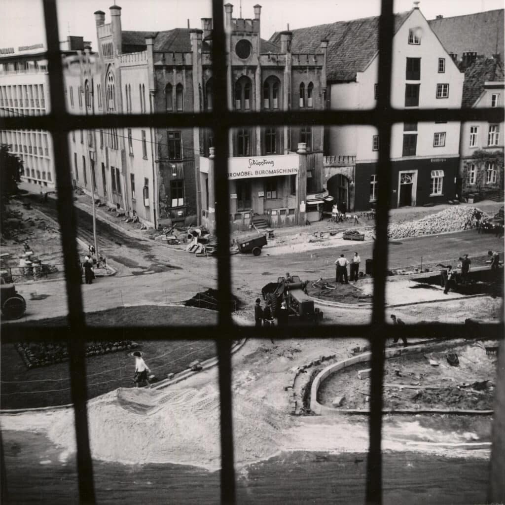 Umbauarbeiten am Stautorplatz, im Hintergrund der „Handelshof“, ehemals „Hotel de Russie“ wenige Jahre vor dem Abriss 1966, 1962.