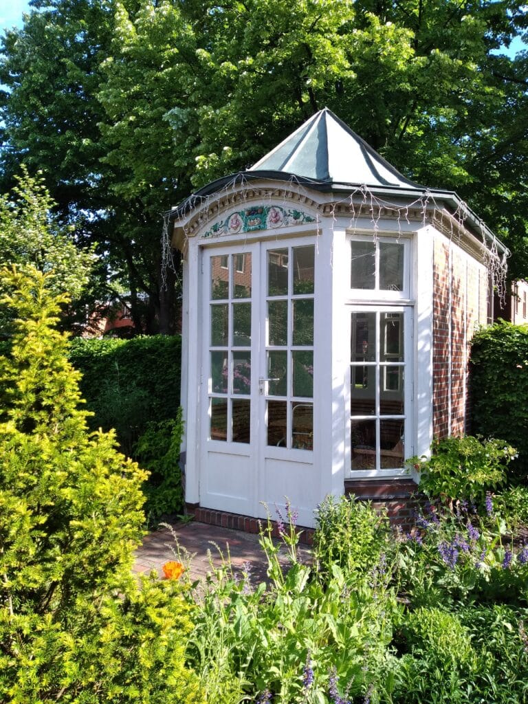 05 IMG 20190527 092506 Pavillon am heutigen Standort in einer Parkanlage am Klinikum Kreyenbrück (zwischen An den Voßbergen und Rahel-Straus-Straße), 2019.