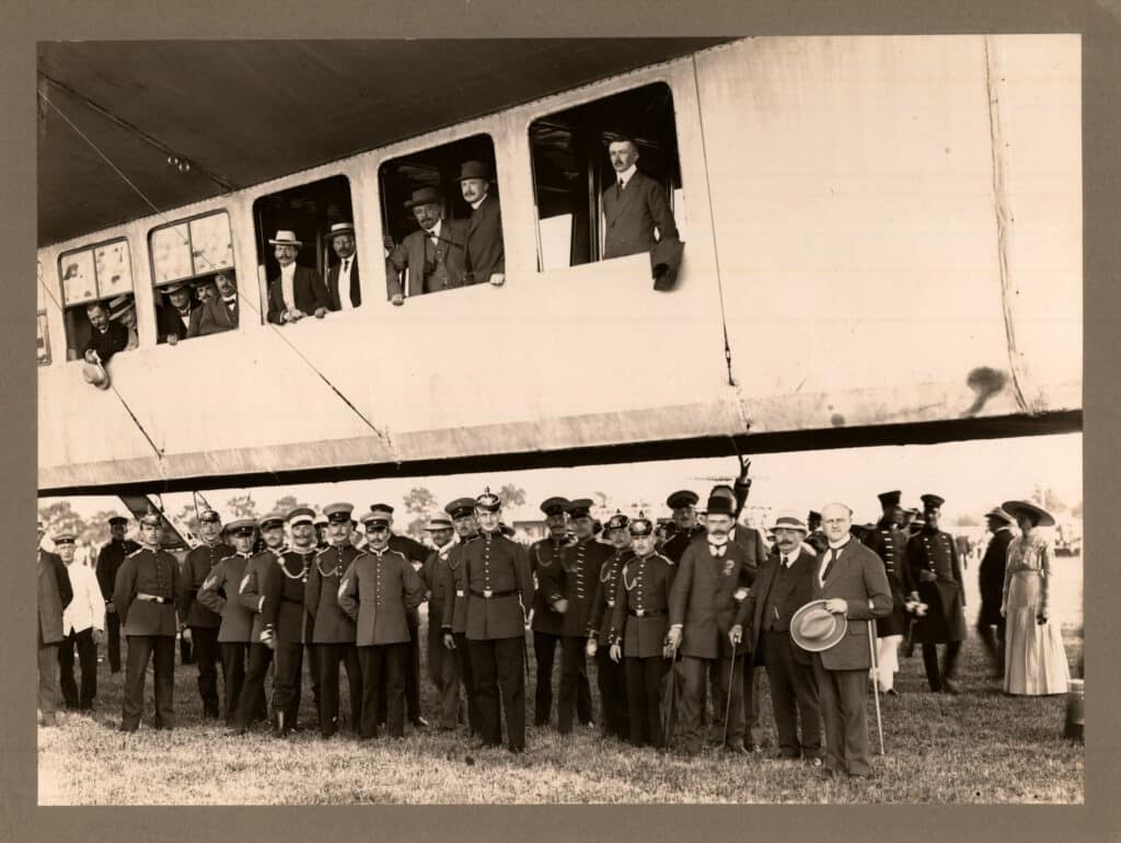 6 BA 3374 Rennplatz Luftschiff Victoria Luisa 1912 Auch das Oldenburger Militär stattet der Victoria Louise auf dem Rennplatz einen Besuch ab, 1912.