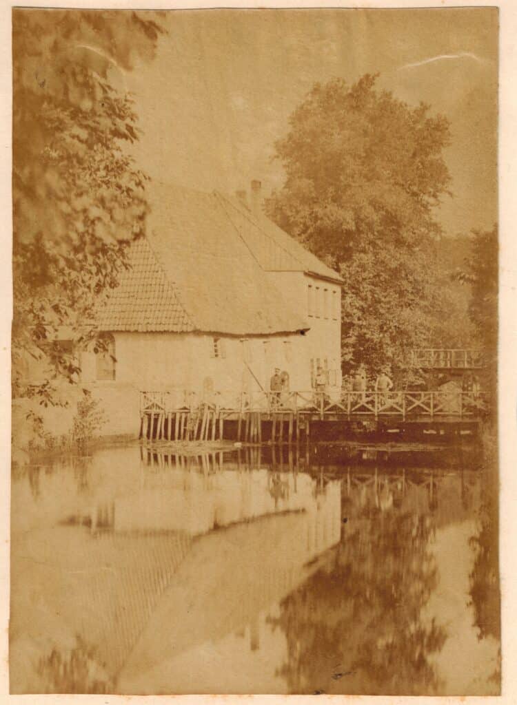 Ein frühes Foto von Anglern an der Wassermühle bei der Poststraße in Oldenburg im Jahr 1885.