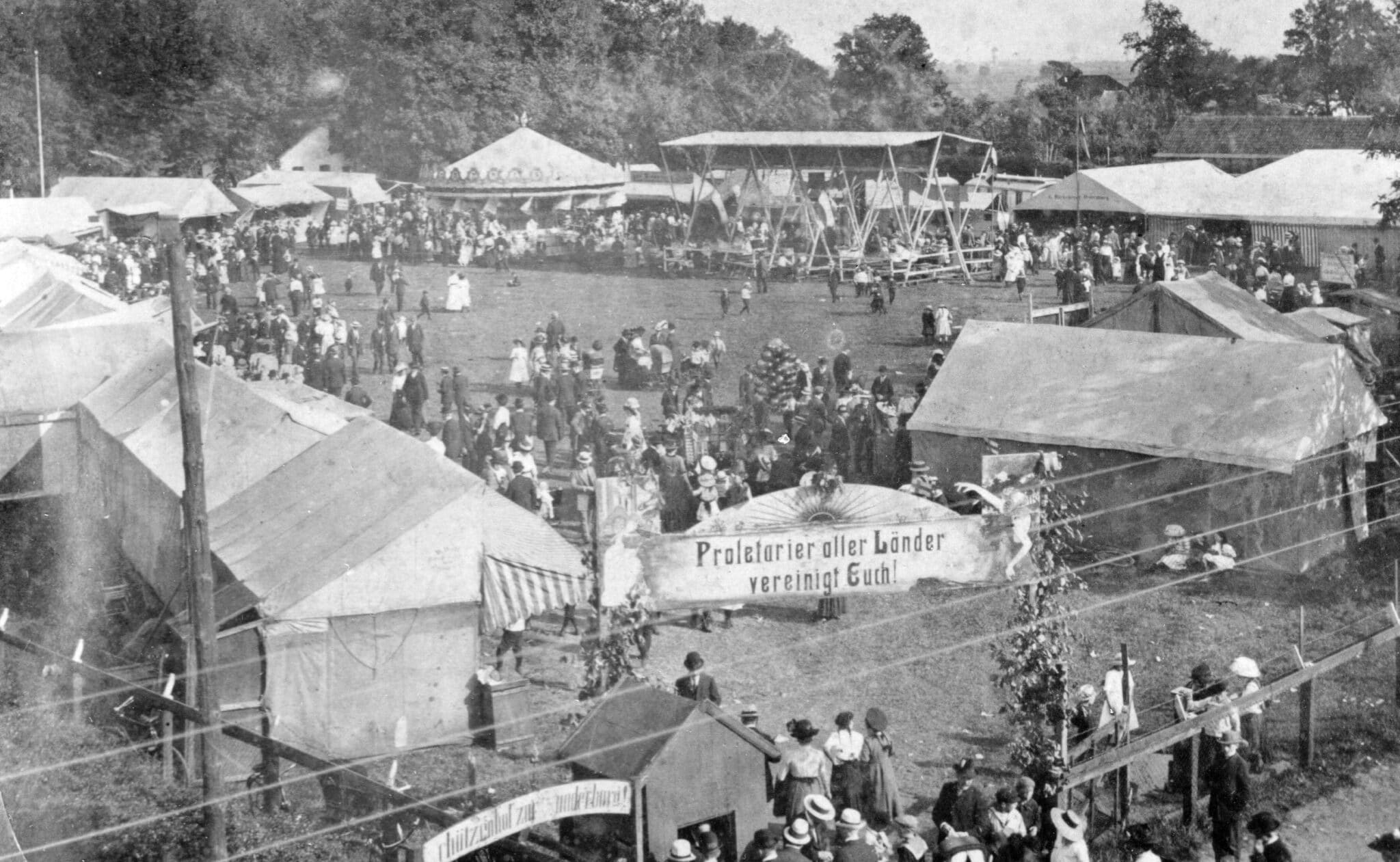 Abb. 2 BA 23318 Gewerkschaftsfest Gaststätte Schützenhof Zur Wunderburg 1913 Korr Schwarzweiß Gewerkschaftsfest auf der Schützenwiese an der Gaststätte Schützenhof im Jahr 1913.