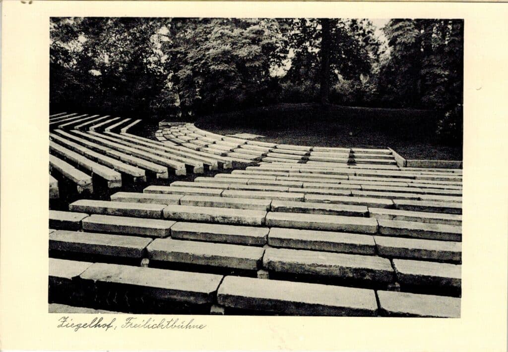 Abb. 2 PK13113 Ziegelhof Freilichtbühne 1946 Die Freilichtbühne der Ziegelhof-Lichtspiele.