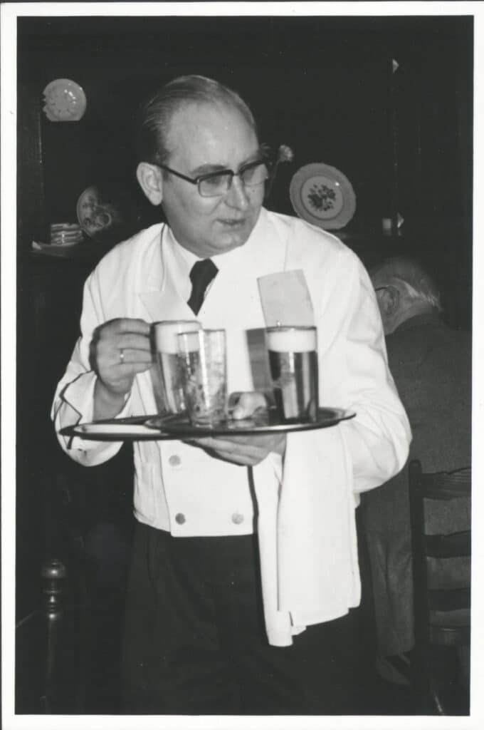 Kellner Herr Kranz im Stedinger Hof. Es gab hier sieben verschiedene Biere vom Fass, 1973.