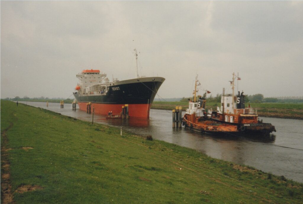 Heute können die Hunte Frachter, wie die Teviot (gebaut auf der Oldenburgischen Brands Werft) befahren, 1989.