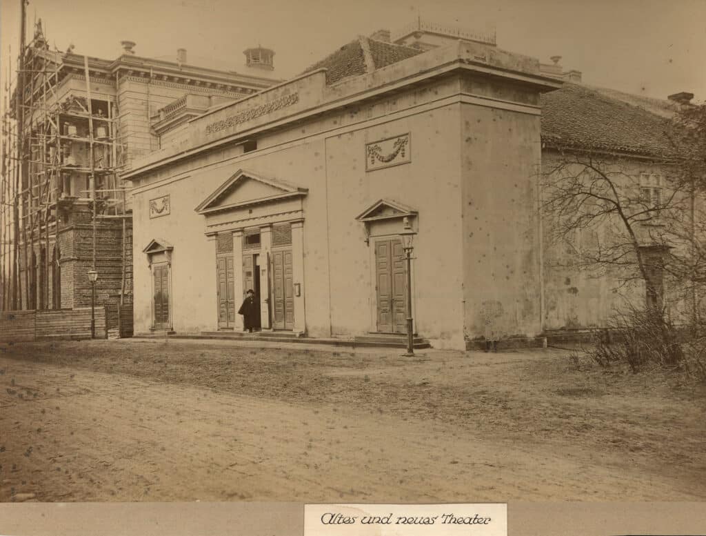 Abb. 6 Das neue Theater wird direkt neben dem alten Gebäude errichtet, um 1881.