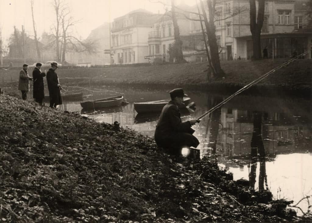 Angler fischen am Jordan an der Poststraße. Ohne Jahr.