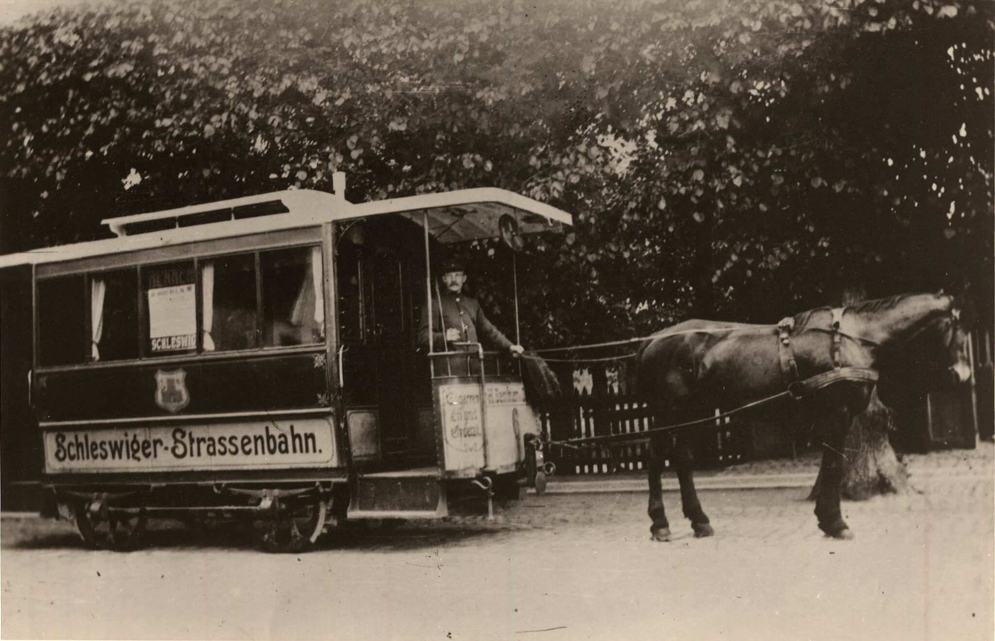 Abb. 6 Ba 2256 Pferdebahn Blick auf die Oldenburger Pferdebahn (1884-1888), 1888 verkauft an die Stadt Schleswig, um 1890.