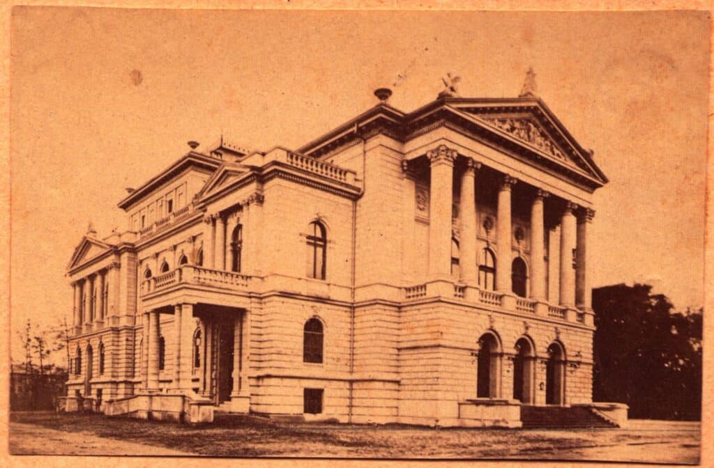 Abb. 8 Um 1885 Das neue Theatergebäude um 1885.
