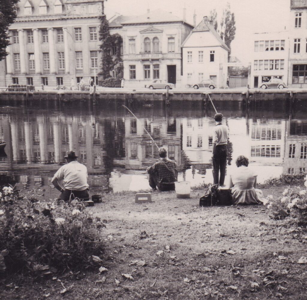 Fischen ist in den 1960er Jahren immer noch den Männern vorbehalten, wie hier am Stau im August 1961.