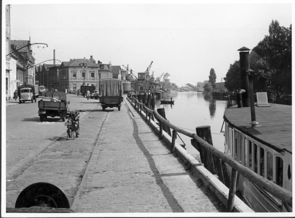 Hafen mit Fährmann Heini Heeren im Hintergrund, ca. 1955.