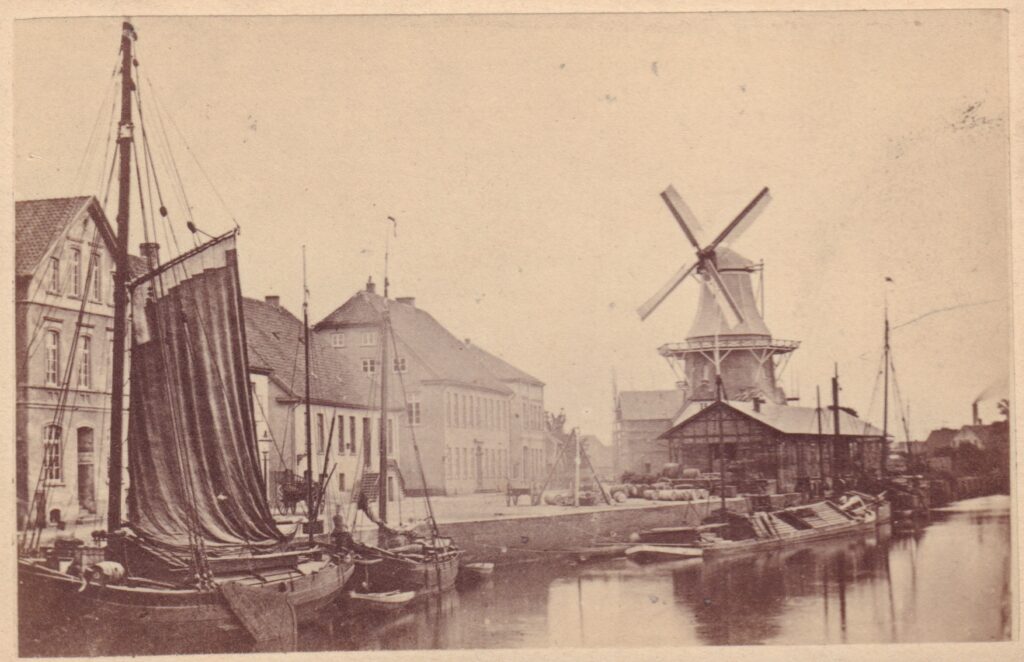 Stau mit Schlömann‘scher Windmühle und Zollschuppen, 1874.