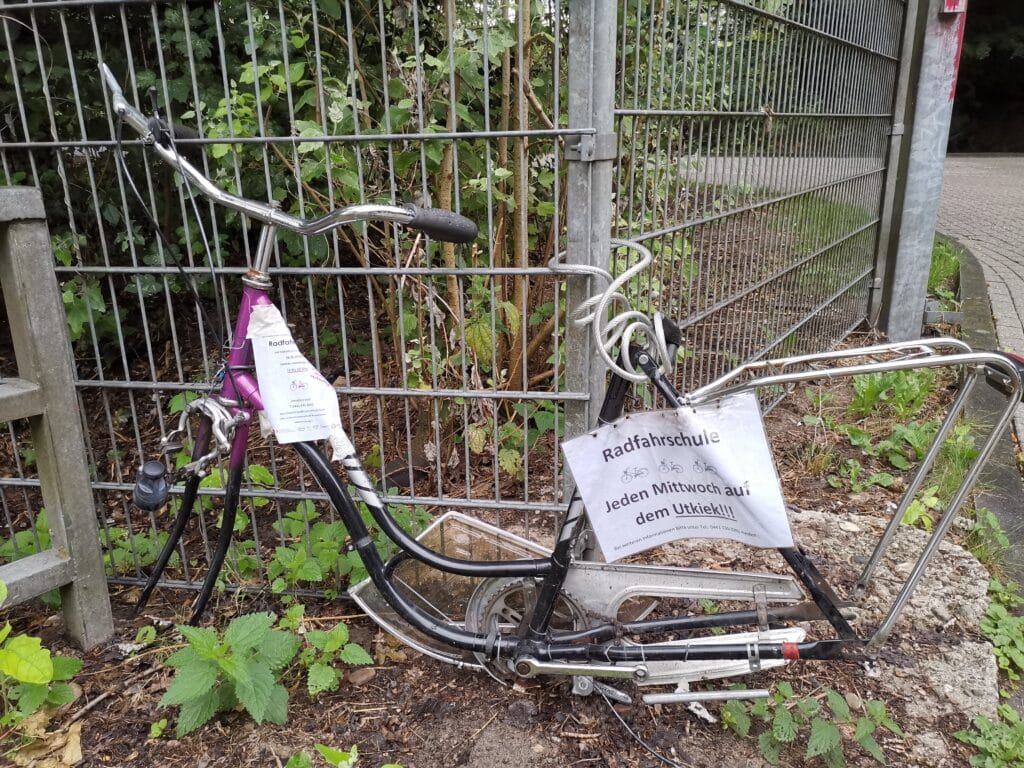 Abb2 IMG 20220805 072443 Demontiertes Fahrrad mit Hinweisschild zur Fahrradschule auf dem Utkiek, 2022.
