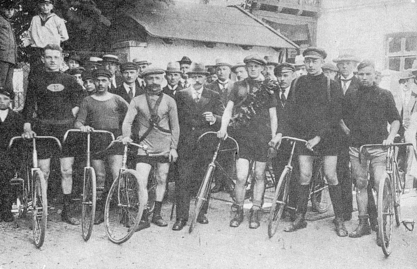 Abbildung 1 Gruppenfoto Des Radfahrvereins Sport Aus Oldenburg Im Jahr 1920 Gruppenfoto des Radfahrvereins "Sport" aus Oldenburg im Jahr 1920.