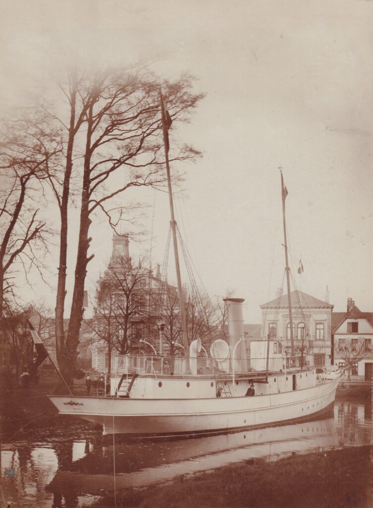 BA 14891 Stau Yacht Lensahn V Großherzog Friedrich August Um 1890 Foto Gebrüder Hanschen Die Dampfyacht „Lensahn“ von Großherzog Friedrich August um 1890 im Stau.