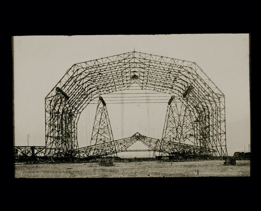 BA 26491 Montage Luftschiffhalle Ahlhorn Die Luftschiffhalle Ahlhorn, um 1920.