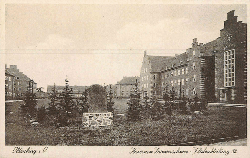Abb. 27 Kaserne Donnerschwee Flakabteilung 32 Quelle Unbekannt Der Kaiser Wilhelm-Gedenkstein auf dem Kasernengelände um 1940, © Stadtmuseum Oldenburg.