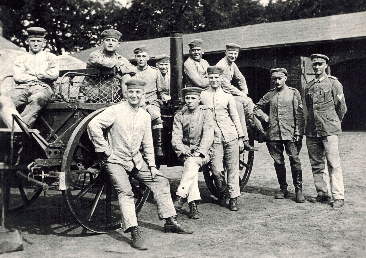 Abb. 5 BA 14169 Gulaschkanone Kaserne Donnerschwee 1913 Soldaten umringen die Gulaschkanone im Jahr 1913, © Stadtmuseum Oldenburg.