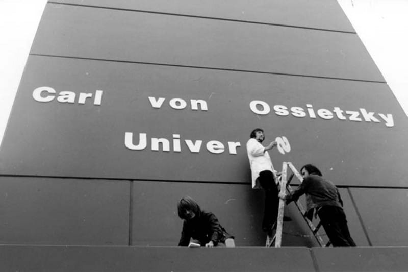 Anbringung Des Namenszuges © Stadtmuseum Oldenburg