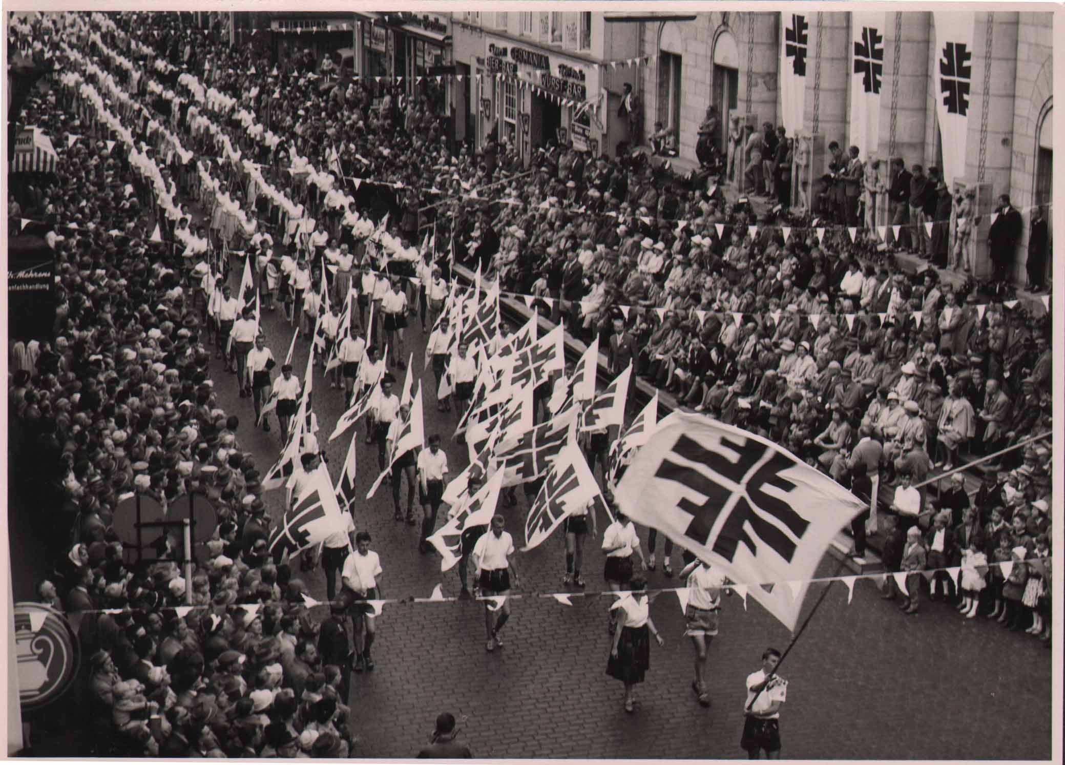BA 12975 Lange Str Umzug Landesturnfest R Gaststätte Germania 1960 Umzug des Landesturnfestes auf der Langen Straße, 1960 © Stadtmuseum Oldenburg